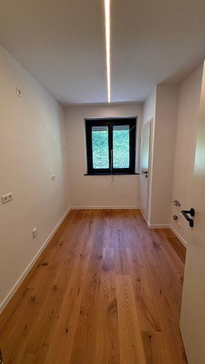 Stilvoll modernisierte Stadt-Oase mit Terrassenzugang, Gartenmitbenutzung und Klimaanlage – Küche