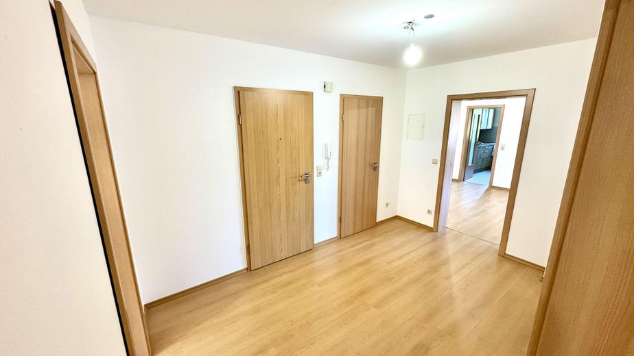 Traumhafte 3-Zimmer-Wohnung in Bad Tölz – mit Balkon, Einbauküche & Sauna! – Eingangsbereich