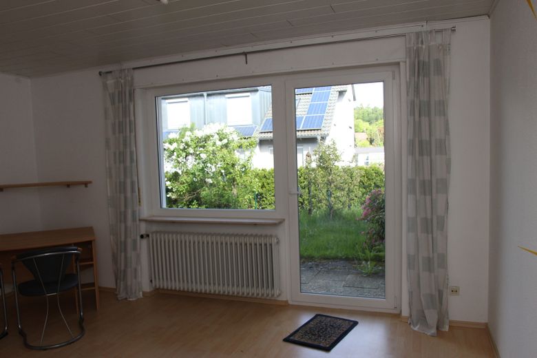 2-Zimmer-Wohnung in Grünwettersbach – Wohnzimmer, Gartenblick