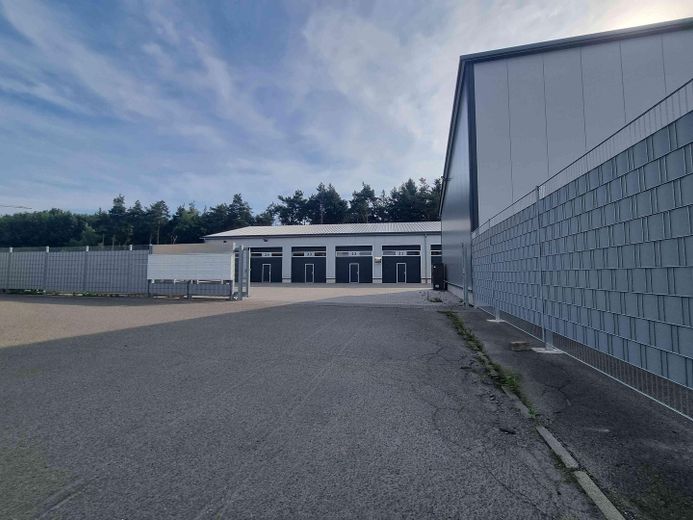 Kompakte Lagerhalle mit 55qm in zentraler Lage zu Vermieten! – Zufahrt zum Lagerkomplex