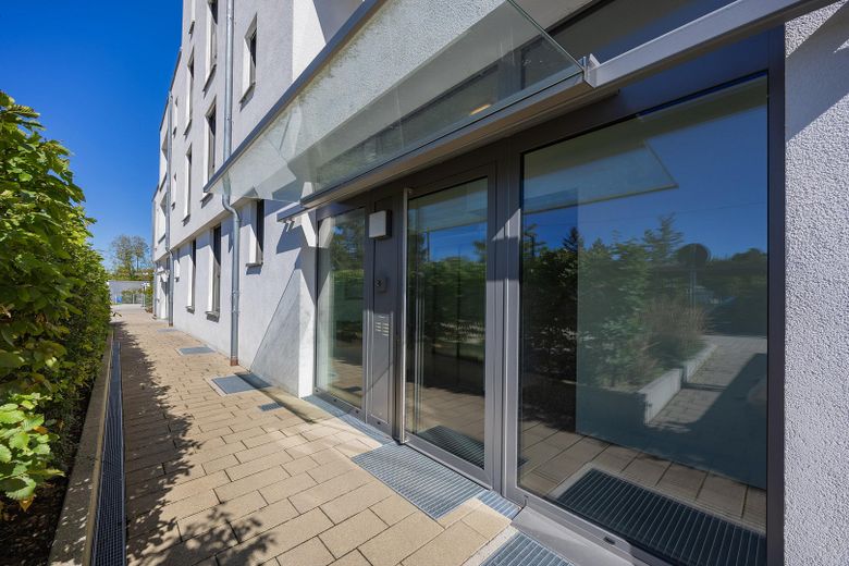 Moderne und neuwertige 4-Zimmer-Wohnung in Gronsdorf – Hauseingang