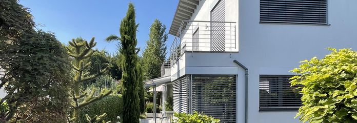 Maison d’architecte baignée de lumière dans un emplacement privilégié – Habiter avec une vue dégagée sur la verdure – Hausansicht Süd-West