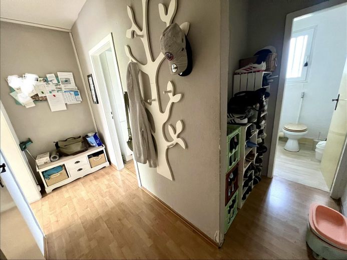 Geräumige 4-Zimmer-Wohnung mit Balkon in gepflegtem Mehrfamilienhaus – Eingangsbereich
