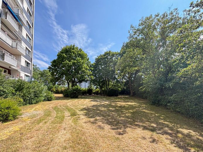 Lichtdurchflutetes Wohnen mit Weitblick: Großzügige 3,5 Zimmer-Wohnung mit Sonnenbalkon in Mainz – Grünfläche