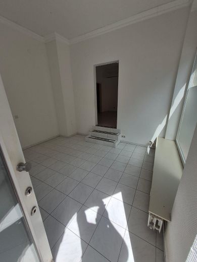 Gewerbefläche mit Fensterfront für Praxis, Atelier, Büro etc. – Foto 3