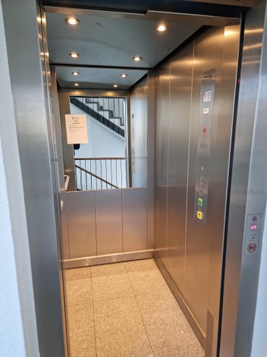 Neuwertige, hochwertige 2-Zimmer-Wohnung mit EBK & TG-Stellplatz in Ffm-Riedberg – Aufzug