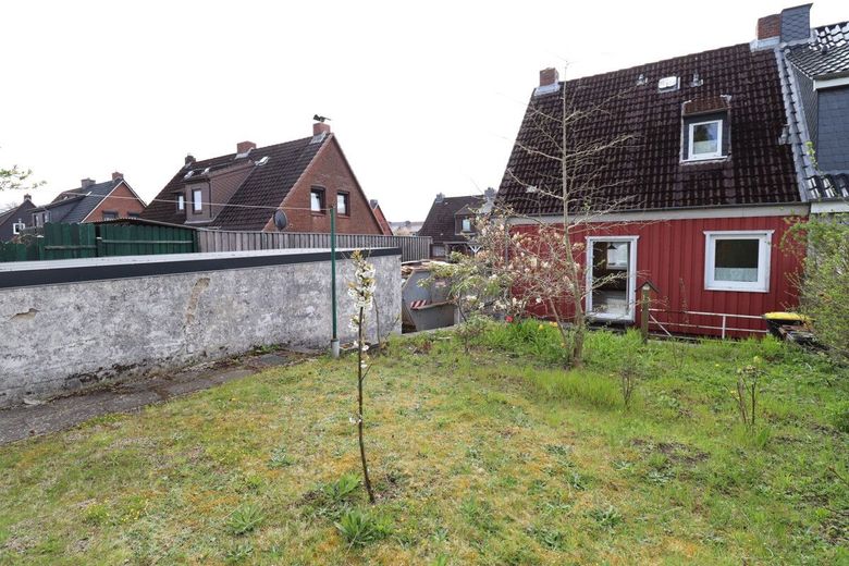 Holzhaus mit Geschichte und viel Potenzial in ruhiger Wohnlage von Bordesholm – Rückansicht