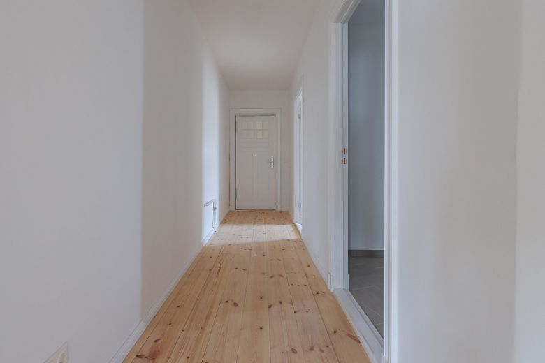 Kernsanierte Altbauwohnung mit Balkon am Schäfersee – Flur