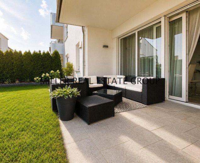 Moderne 4-Zimmer-Erdgeschosswohnung mit Privatgarten, Terrasse &amp; zwei Tiefgaragenstellplätzen! – Terrasse