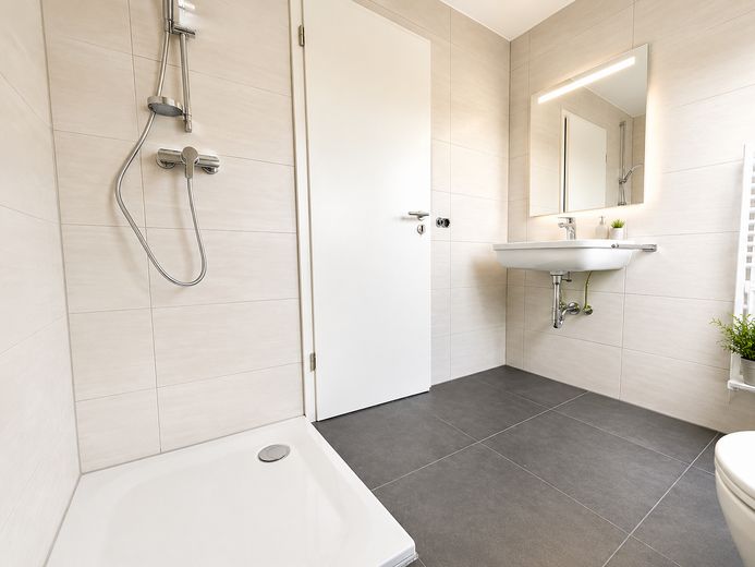 Geschmackvolle 3-Raum-Wohnung mit großem Balkon – Bad