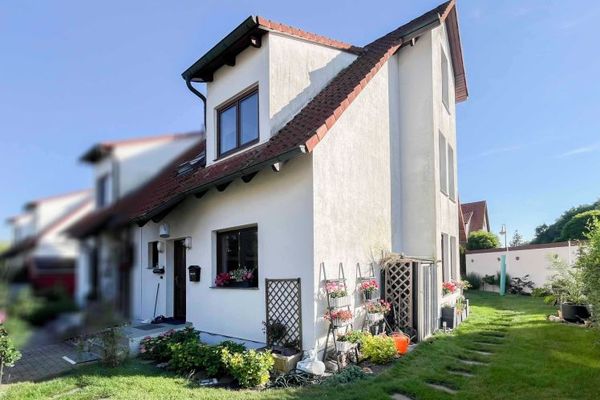 Maison mitoyenne bien entretenue avec terrasse et garage dans un quartier calme de Leuna-Kötschlitz
