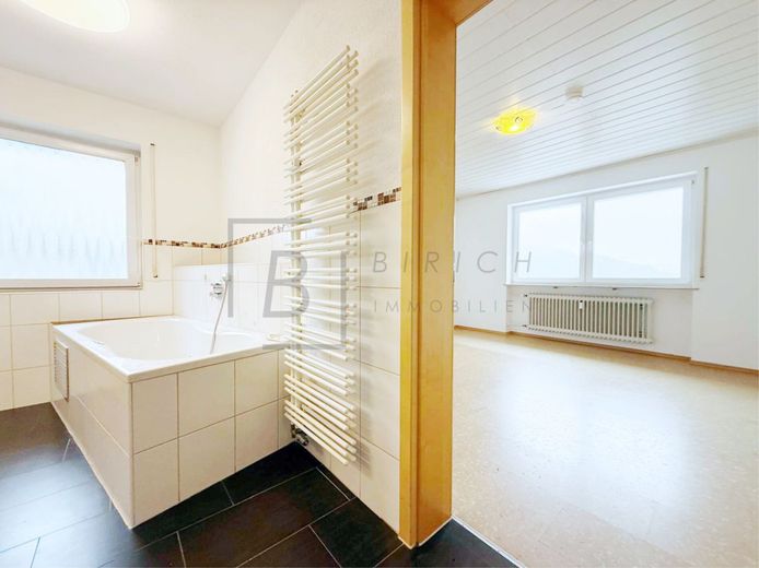 Massiv gebautes Wohnhaus mit Einliegerwohnung, Kamin und Waldrandlage – Innenaufnahmen