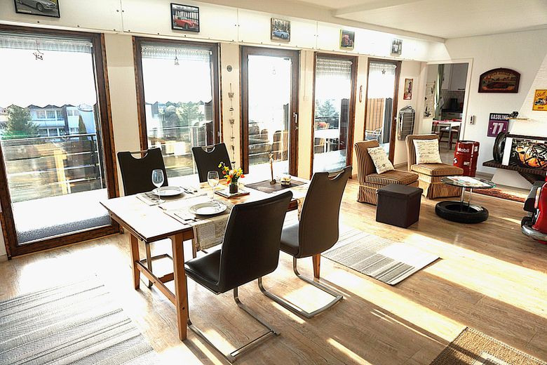 HAUS-SCHLUCHSEEBLICK: 3 Ferienwohnungen mit "Classic-Car-Ambiente" in Premiumlage (€ 1,1 Mio. +Inv.) – EG Tisch und Autolounge