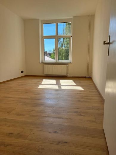 Großzügige 2-Zi Familienwohnung, 2 Bäder, zentrumsnah, sehr hell und freundlich – Wohnzimmer