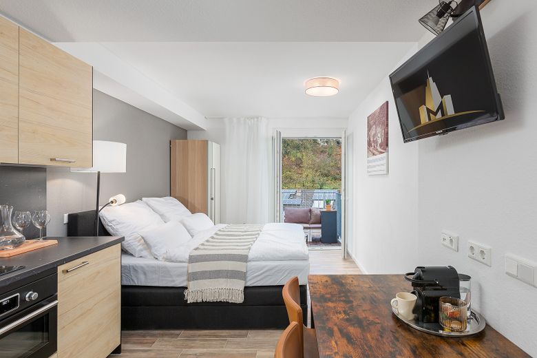 Neubau: vollmöblierte Businessapartments mit Panoramablick – Apartment 1 Wohnraum