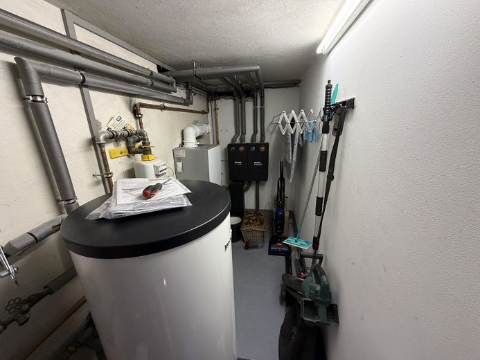 NEU! Ikonische, lichtdurchflutete Landhaus Villa mit Einliegerwohnung & mögl. Grundstkserweiterung – Heizungsraum