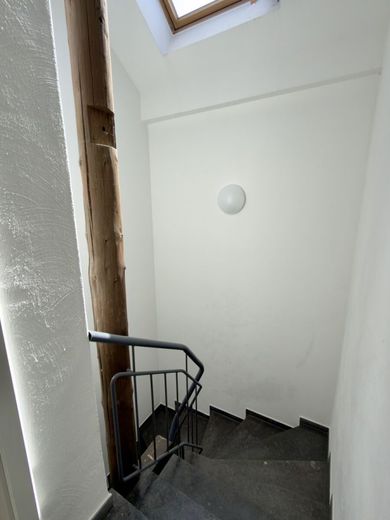 Stilvolles Dachgeschoss-Apartment in historischer Hofanlage von
Köln-Zündorf – Einblicke ins Treppenhaus