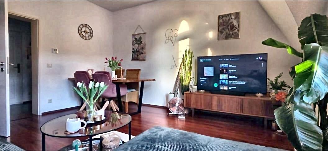 Gemütliche 2-Zimmer-DG_Wohnung inkl. EBK – zentral im beliebten Paulusviertel – Wohnzimmer2