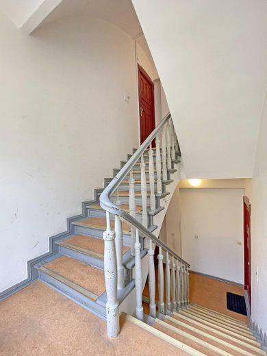 Eerste bewoning na een grondige renovatie – Lichte woning in een oud gebouw in de Samariterkiez | Zonder makelaarskosten – Treppenhaus