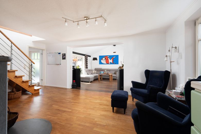 Family home with sauna, practice, cold room, barbecue hut, photovoltaic system and large garden in Horn-Lehe – Kaminzimmer