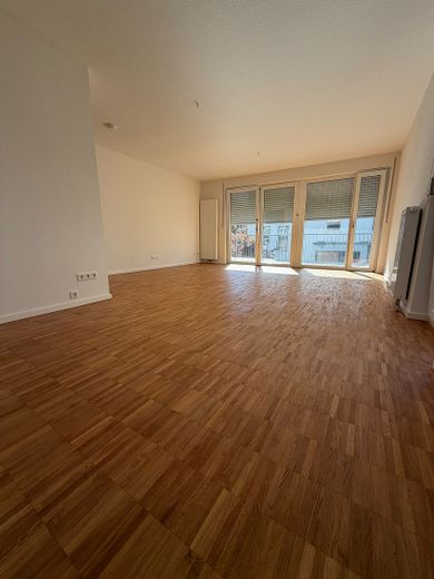 Freshly renovated, dream apartment with large balcony – Wohnzimmer
