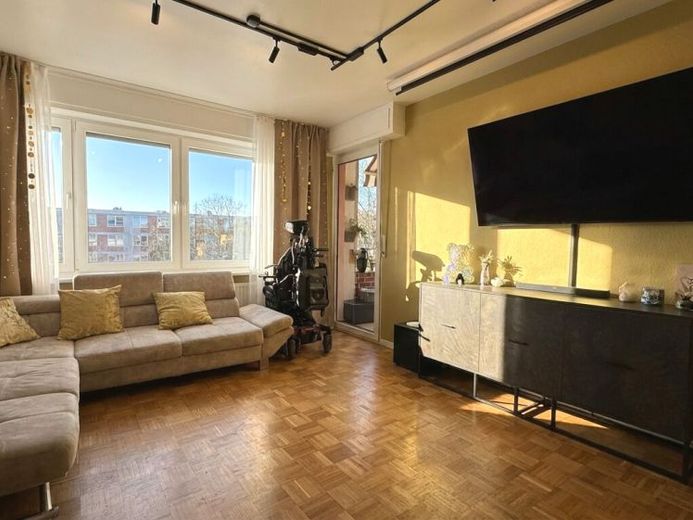 Investimento immobiliare a Düsseldorf-Golzheim: appartamento di 3 locali, locato e stabile nel valore – Photo 1
