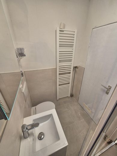 Ruhige, möblierte 1,5-Zimmer-Wohnung mit Südbalkon und TG-Stellplatz in Nürnberg-Wetzendorf – Badezimmer mit Handtuchheizung