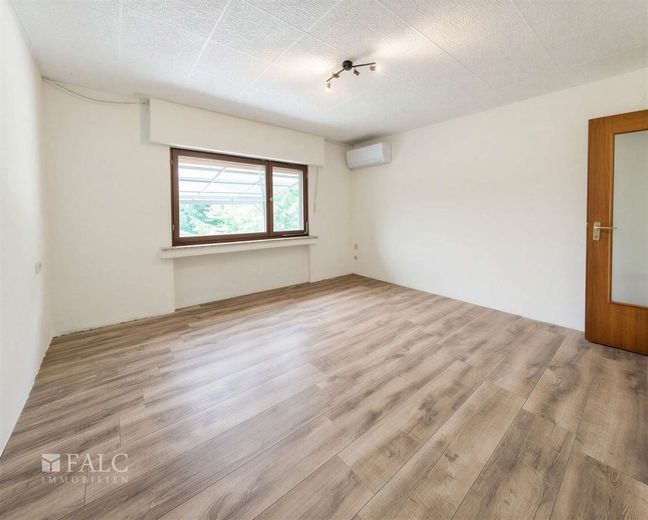 Ruhig gelegene Doppelhaushälfte mit viel Platz und Naturteich – Schlafzimmer 1 UG