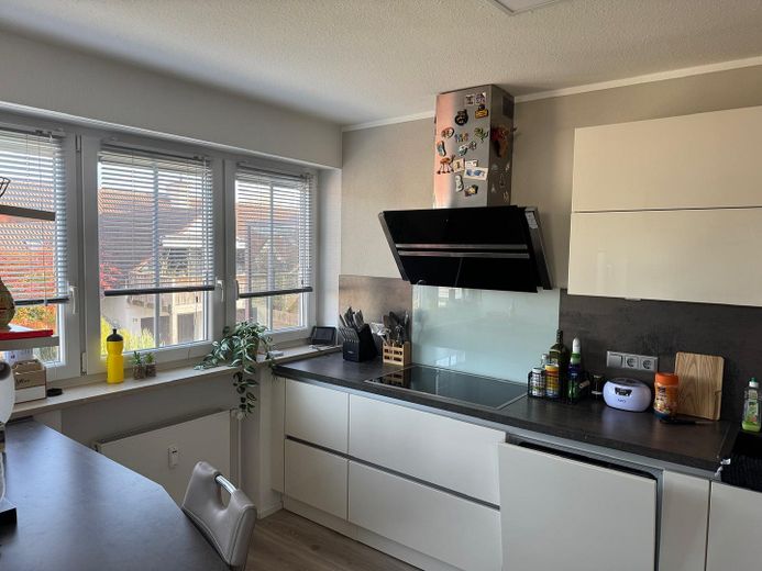 Küche mit Einbaugeräten