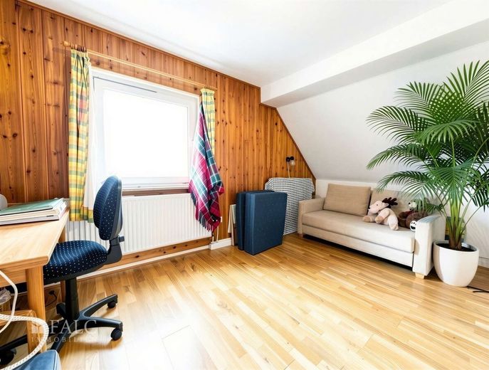 Charmantes Familienhaus mit zwei Wohneinheiten, traumhaftem Garten und großem Entwicklungspotenzial – Schlafzimmer DG - (KI generiert)