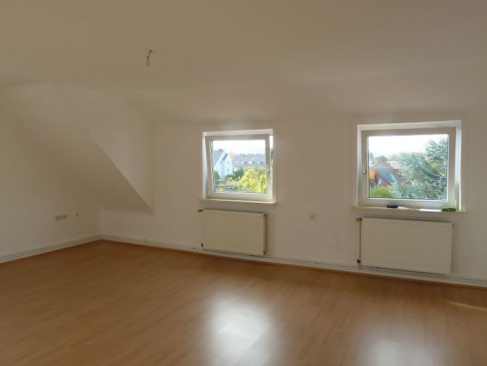 Lichtdurchflutete charmante 3 Zi-DG-Whg. renoviert-in bester grüner Lage - – Wohnzimmer