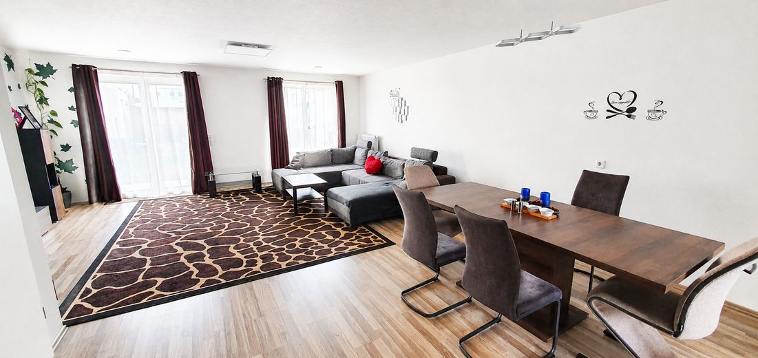 Bez prowizji: Nowoczesny środkowy dom szeregowy (rok budowy 2019) o powierzchni 163 m², z ogrodem, studiem i tarasem na dachu – Wohnzimmer/Esszimmer