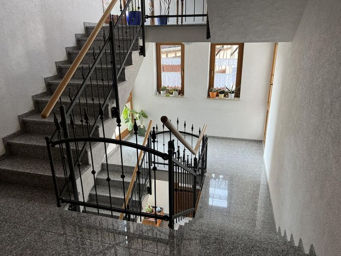 Spazio abitativo per tutti - 5 locali, 170 m², 2 bagni, stufa svedese, balcone, vista – Treppenhaus