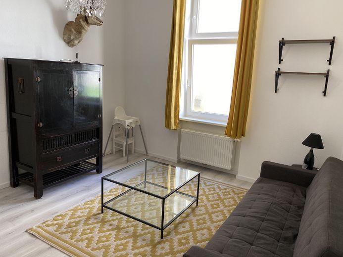 Möblierte  2 Zi-Whg. ( 60 qm) mit HH-Terrasse zu vermieten. – Wohnbereich incl. Schlaf-Couch