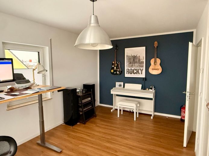 Modernes Einfamilienhaus mit großem Grundstück - provisionsfrei – Büro