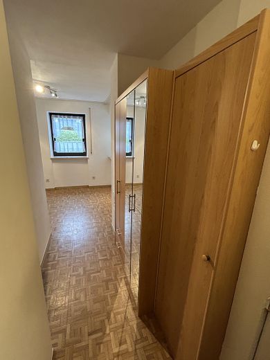 Student:innen-Appartement mit eigenem Parkplatz und WLAN-Flatrate in Obereichstätt – Eingang mit Einbauschrank