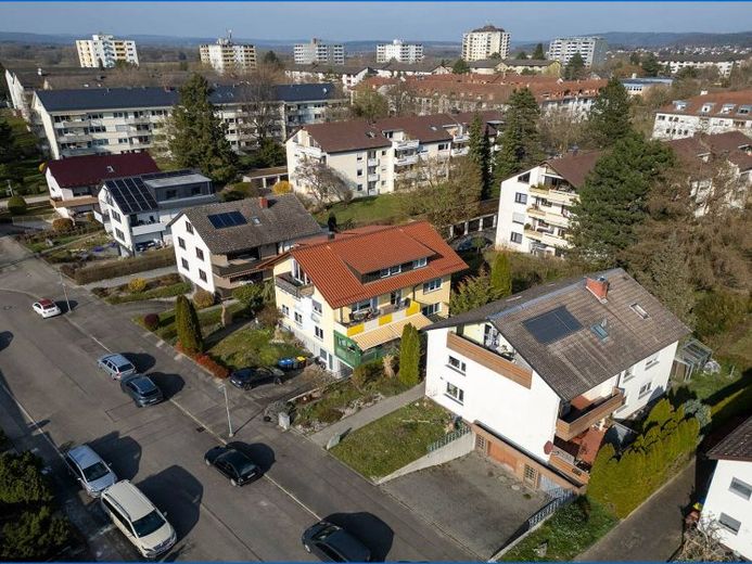 Przestronne mieszkanie 4,5-pokojowe, pow. mieszkalna 120 m², taras balkonowy, piwnica, pomieszczenie hobby, garaż, spokojna lokalizacja Singen-Nord! – Zdjęcie 1