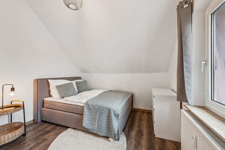 Komplett möblierte 2-Zimmer-Dachgeschosswohnung in Osnabrück-Sonnenhügel – Foto 2