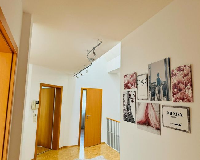 Wunderschönes Haus mit Pool und Sauna (teilmöbeliert) – 1. Obergeschoss