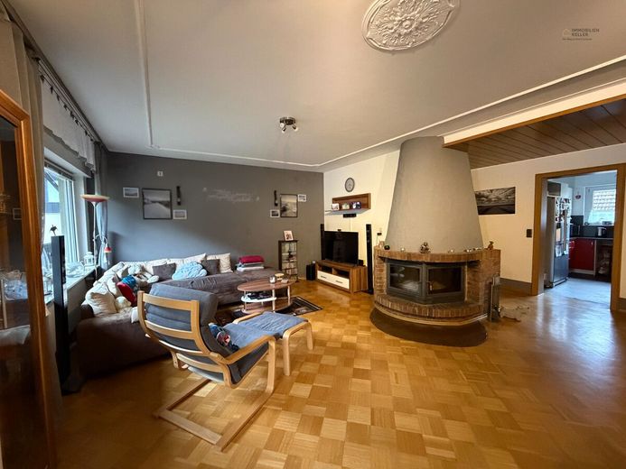 125 m² Kapitalanlage in Bad Wildbad - deutlich unter Markt vermietet | Garage | Kamin | Balkon – Wohnzimmer