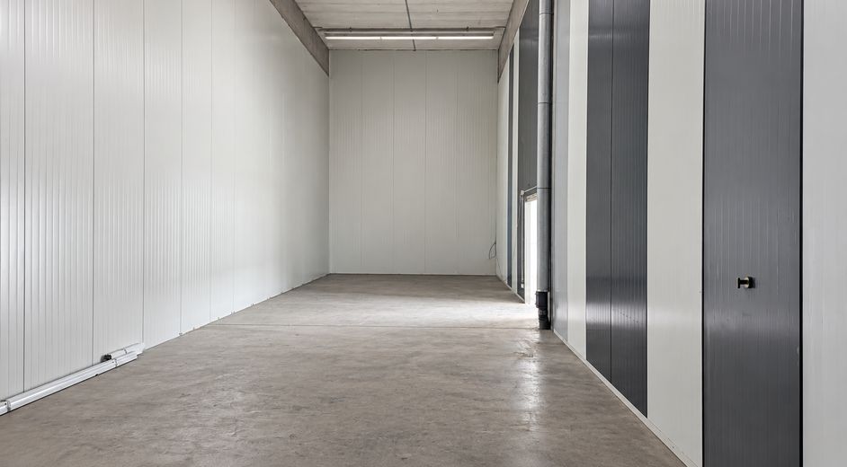 गोदाम, उत्पादन, कार्यालय/सामाजिक कक्ष 750m² + 206m², खुला क्षेत्र >5000m² (विकल्प + CNC मशीनिंग लगभग 400m²) – Halle hinten