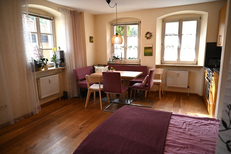 Apartamento de 1 habitación entre Altenburg y la catedral de Bamberg (disponible para entrar a vivir) – Wohn-Essbereich