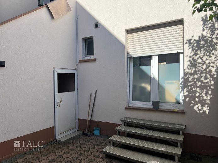 Top Investment, gepflegtes Mehrfamilienhaus in Wörth am Main – Terrassenbereich im Hof