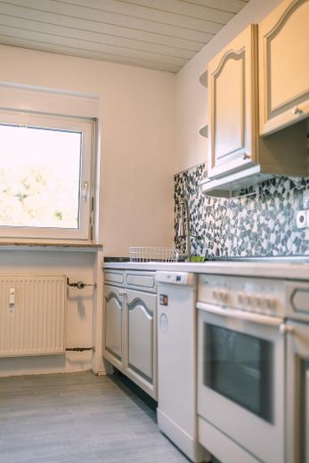 Natychmiast dostępne: piękne mieszkanie 2-pokojowe z loggią od zachodu i zmodernizowaną łazienką – Küche