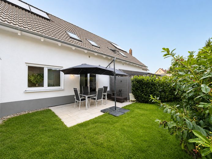 Moderne Doppelhaushälfte mit Garten in Bietingen – Foto 10