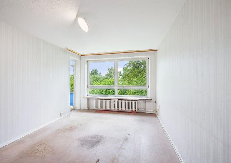 Appartement lumineux de 3 pièces avec beaucoup de potentiel – Wohnzimmer mit Balkonzugang
