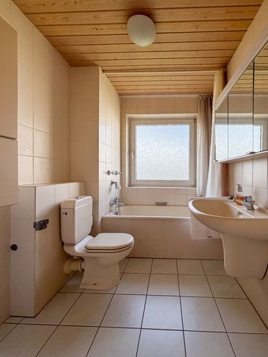 Lichtdurchflutetes Wohnen mit Weitblick: Großzügige 3,5 Zimmer-Wohnung mit Sonnenbalkon in Mainz – Badezimmer