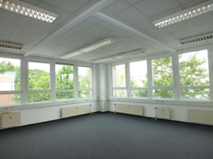 Moderne Büro- und Hallenflächen in Porz zu vermieten – Eckbüro