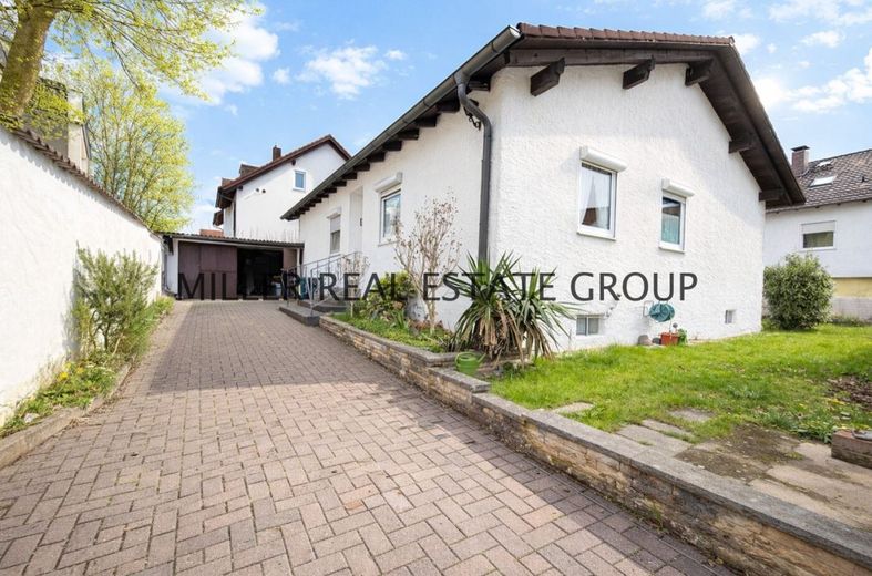 Seltene Gelegenheit in Ingolstadt-Unterhaunstadt: Großzügiger Bungalow mit Vollkeller, Doppelgarage, Garten &amp; Ausbaupotenzial! – Außenansicht