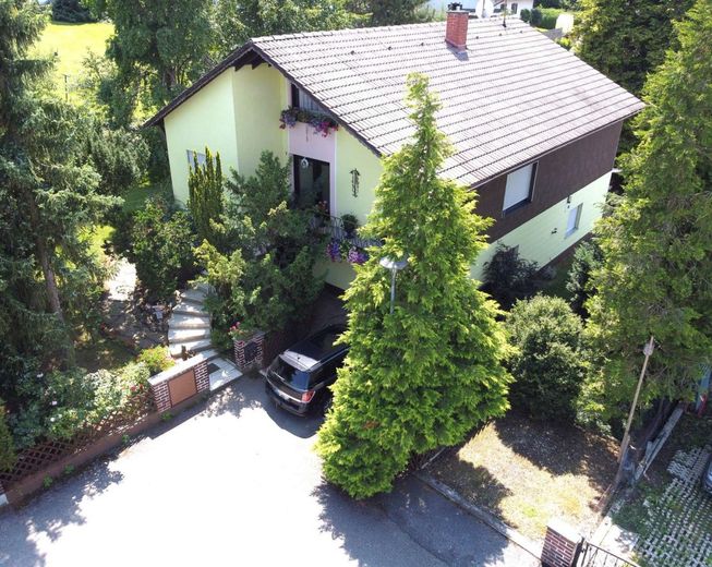 Mehrgenerationenhaus mit Wohlfühlfaktor und viel Raum zur Entfaltung – Außenansicht 1